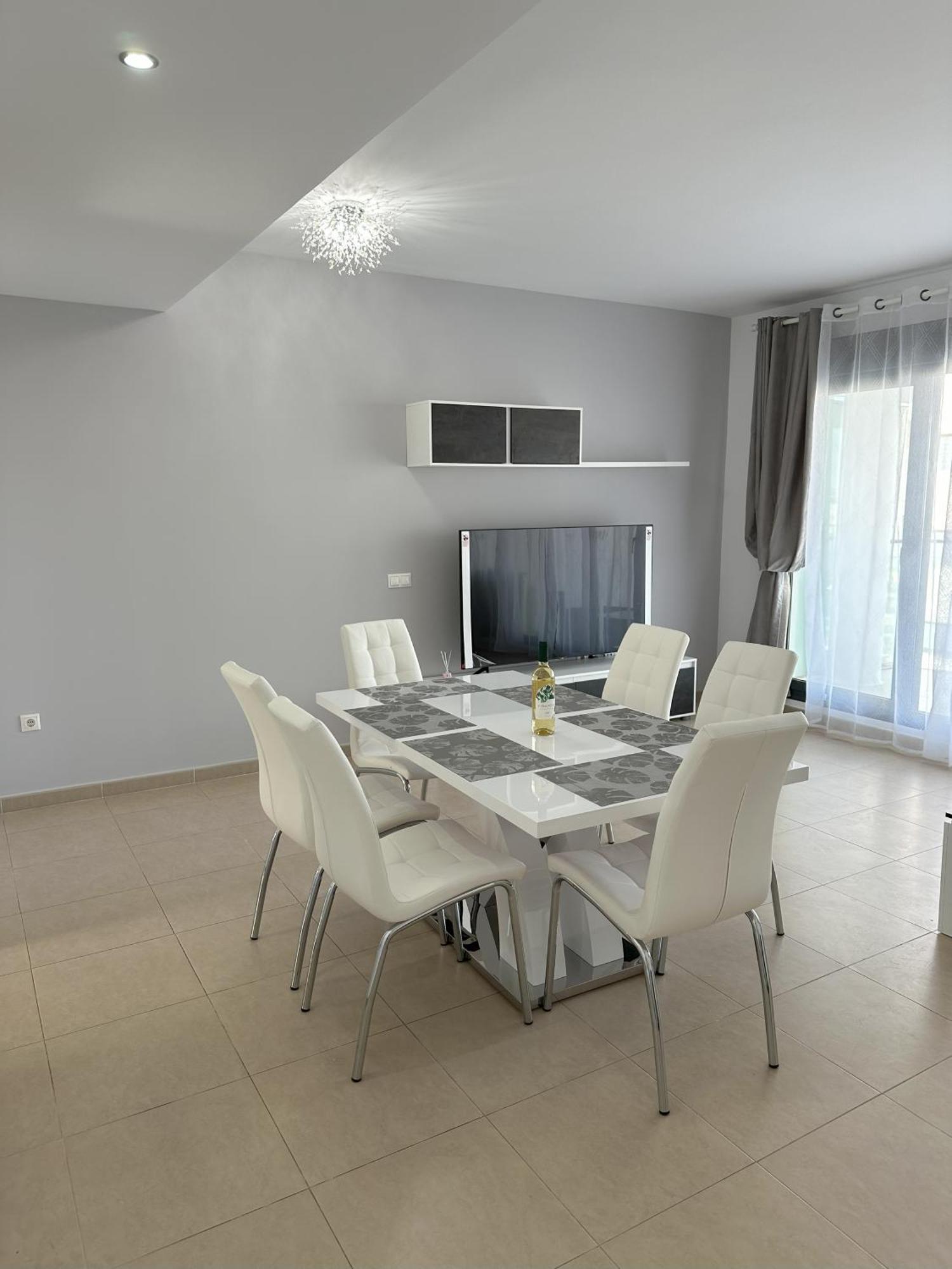 Luxurious, Newly-Renovated Large 2-Bedroom Condo By The Beach Benidorm Exterior foto