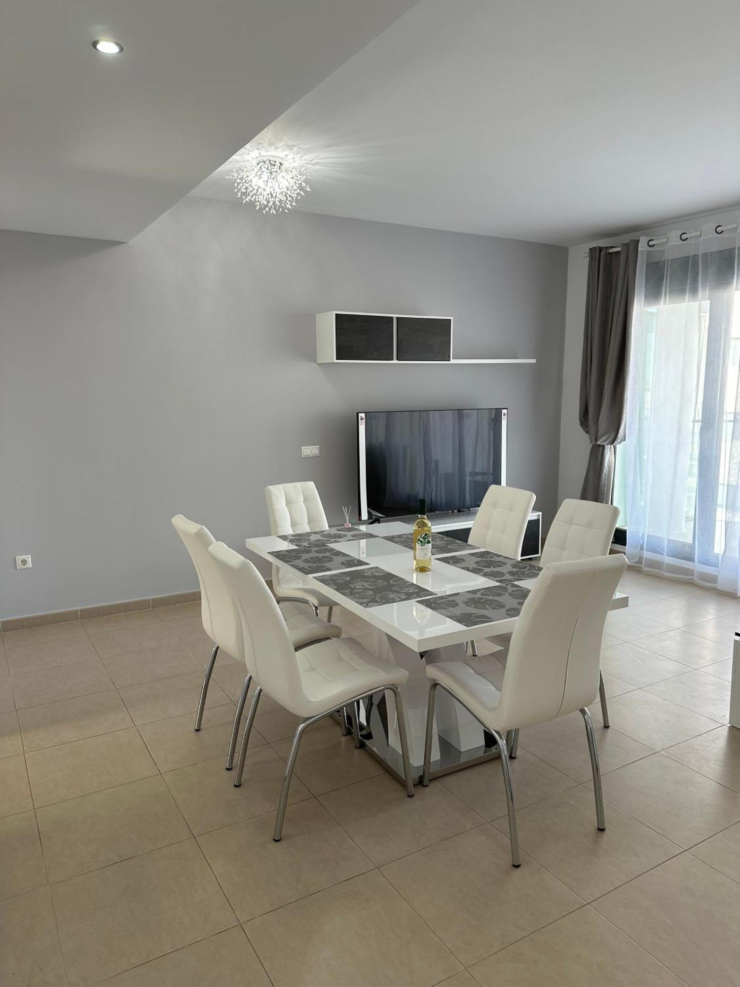 Luxurious, Newly-Renovated Large 2-Bedroom Condo By The Beach Benidorm Exterior foto