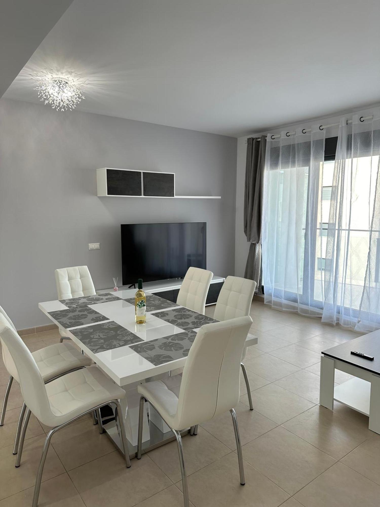 Luxurious, Newly-Renovated Large 2-Bedroom Condo By The Beach Benidorm Exterior foto
